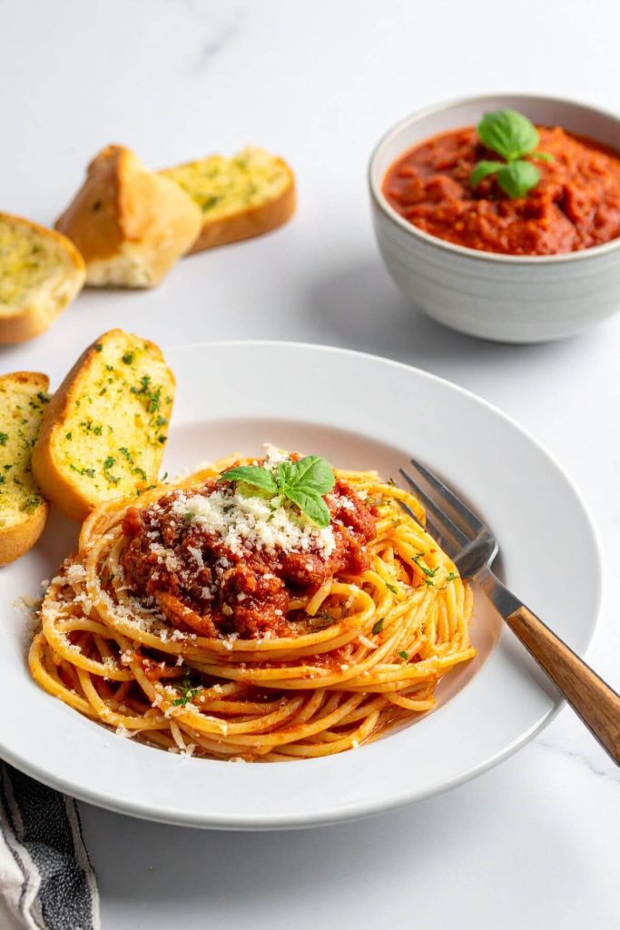 Spaghetti with garlic bread